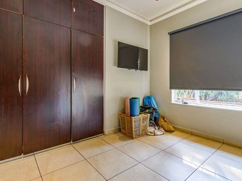 Large family home with pool - Photo 10