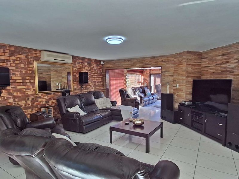 Double story Entertainers offering Luxoury, Security and Privacy - Photo 10