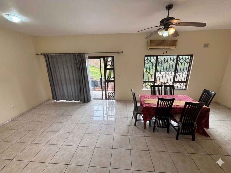 Elegant 4-Bedroom Double-Storey Home with Pool in Malvern - Photo 6