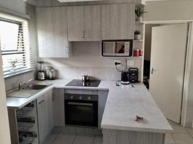 Modern Comfort in Chessington: Secure 3-Bedroom Apartment Awaits! - Photo 4