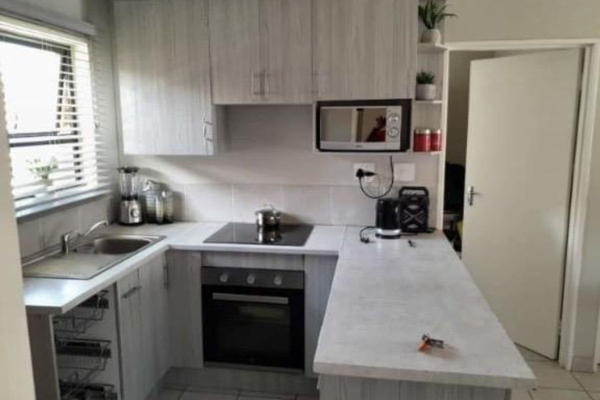 Modern Comfort in Chessington: Secure 3-Bedroom Apartment Awaits! - Photo 4