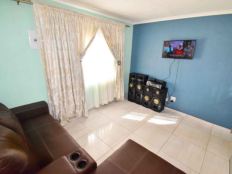 3 Bedroom, 2 Bathroom Home in Klippoortje - Photo 5