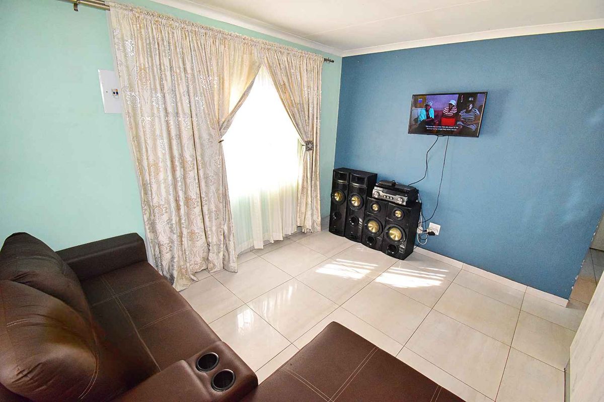 3 Bedroom, 2 Bathroom Home in Klippoortje - Photo 5