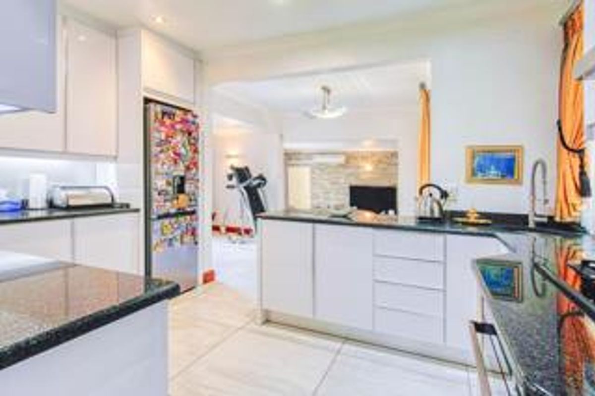 3 Bedroom House for Sale in Glenvista - Photo 3