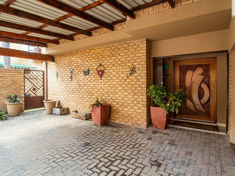 Charming 5-Bedroom Full Title for Sale in Meyersdal's Prestigious Palomino Drive! - Photo 3