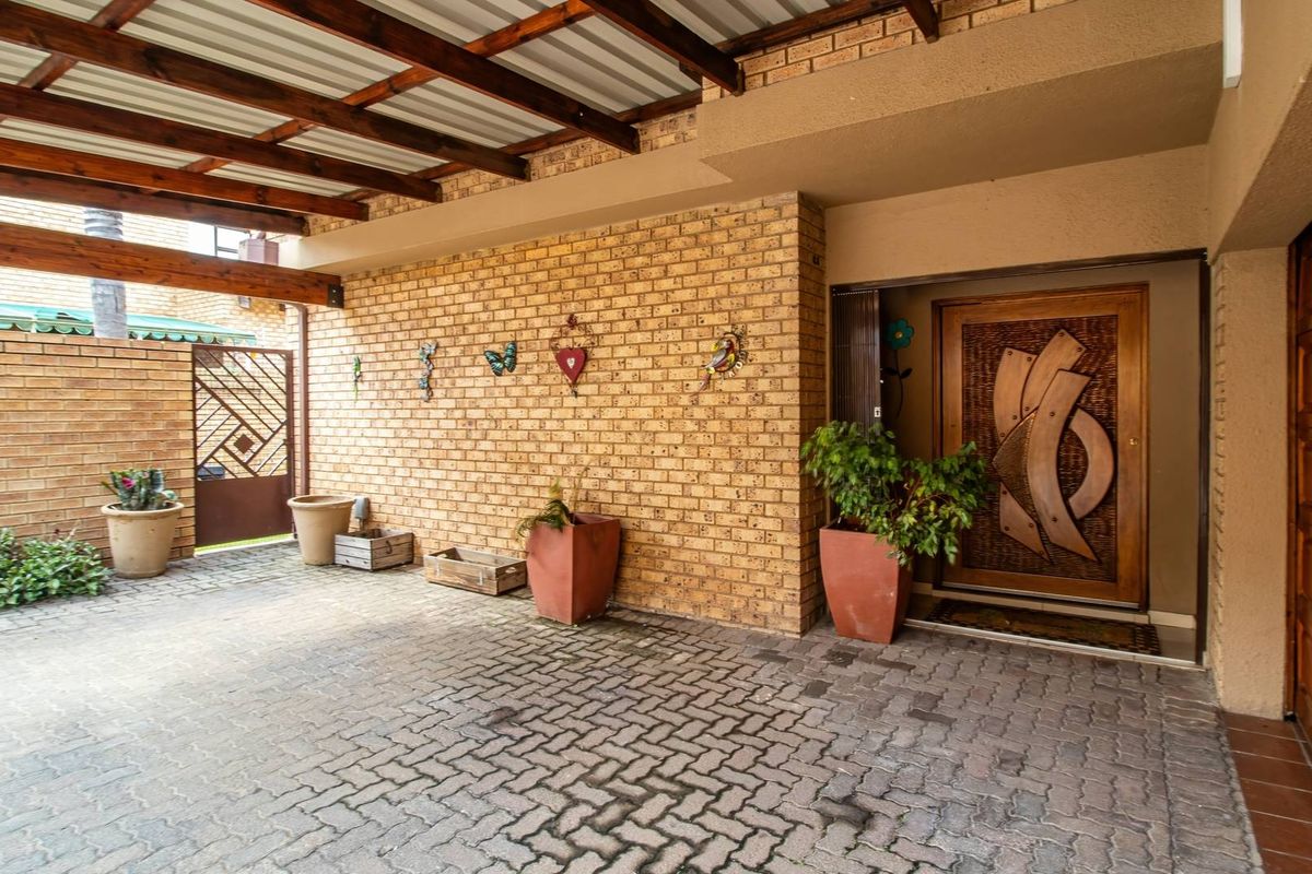 Charming 5-Bedroom Full Title for Sale in Meyersdal's Prestigious Palomino Drive! - Photo 3