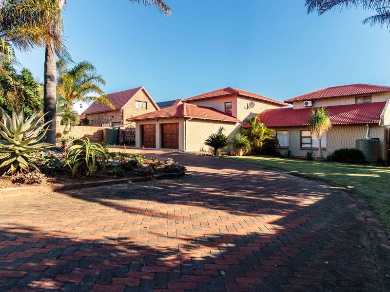 4 Bedroom 3 Living Room Spacious home in Winterhoek Park, Uitenhage, Eastern Cape - Photo 6