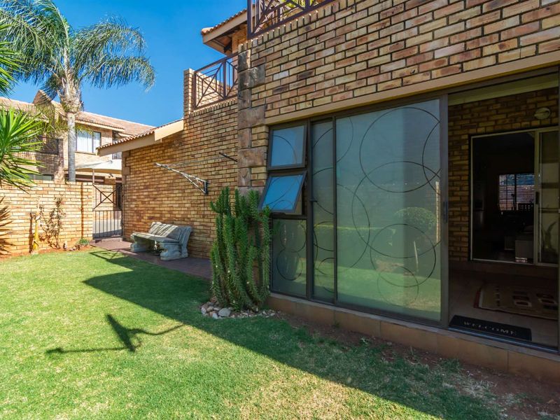 Charming townhouse in Ruimsig Manor III awaits! - Photo 7