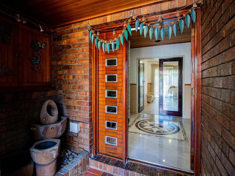 Charming 4-Bedroom Home in a Boomed Area with Sparkling Pool & Modern Kitchen - Photo 8