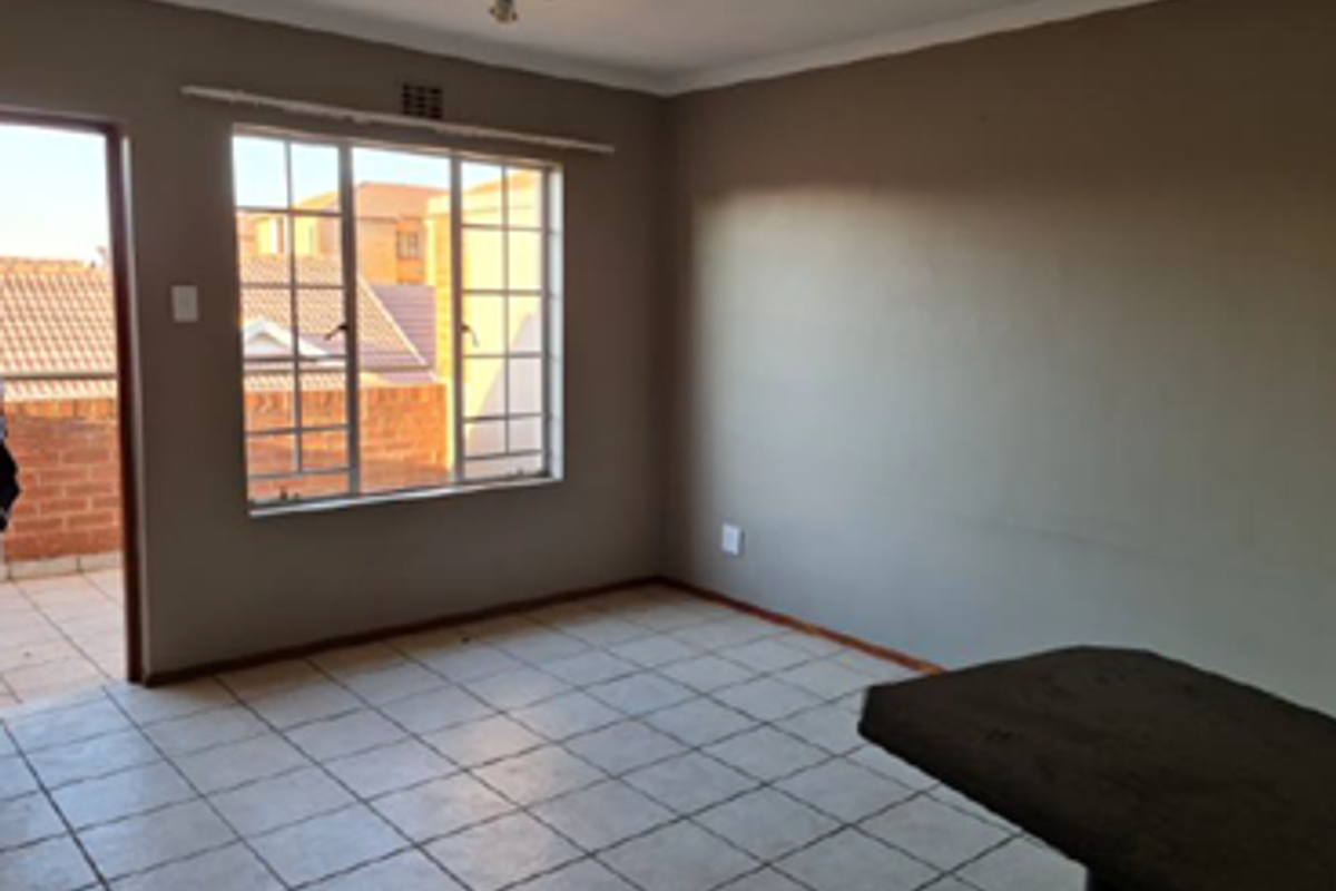 FOR RENT — Easy Living in Secure Villa Victoria, Brentwood Park - Photo 4