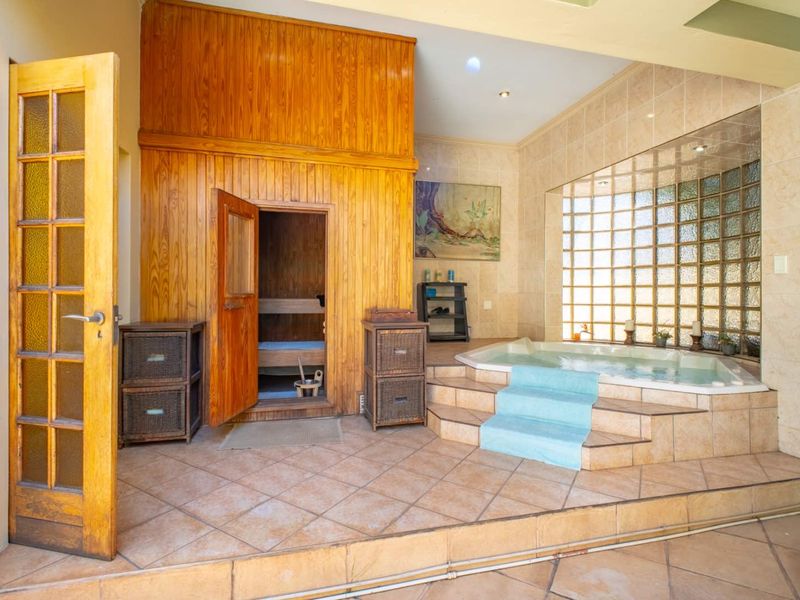 Elegant Home Overlooking the 18th Hole - Photo 9