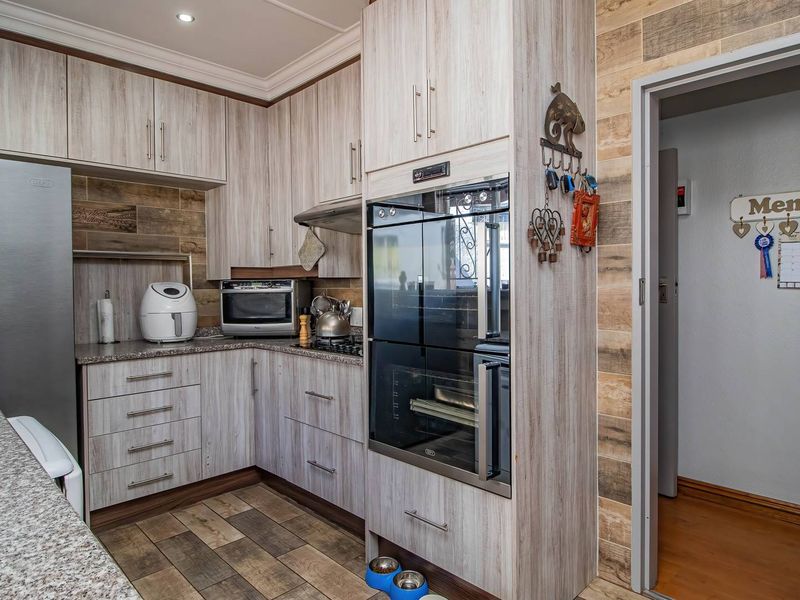 EXCLUSIVE MANDATE - An Entertainer’s Paradise & Versatile Family Haven in Glen Marais - Photo 8