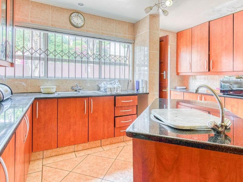 3 Bedroom House for Sale in Glenvista - Photo 2