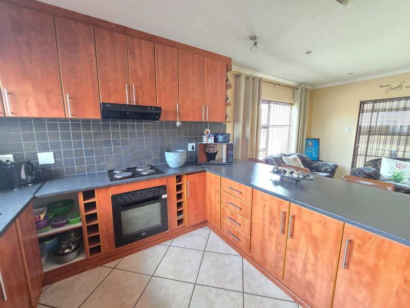 Neat & Move-In Ready 3-Bedroom Townhouse | Smallville Ridge, Morningside - Photo 9