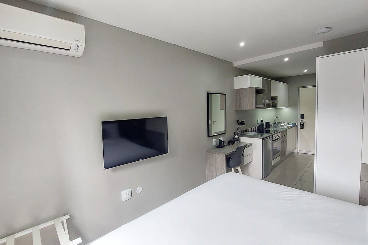 Luxurious Furnished Studio Apartment at The Capital on Bath - Photo 4