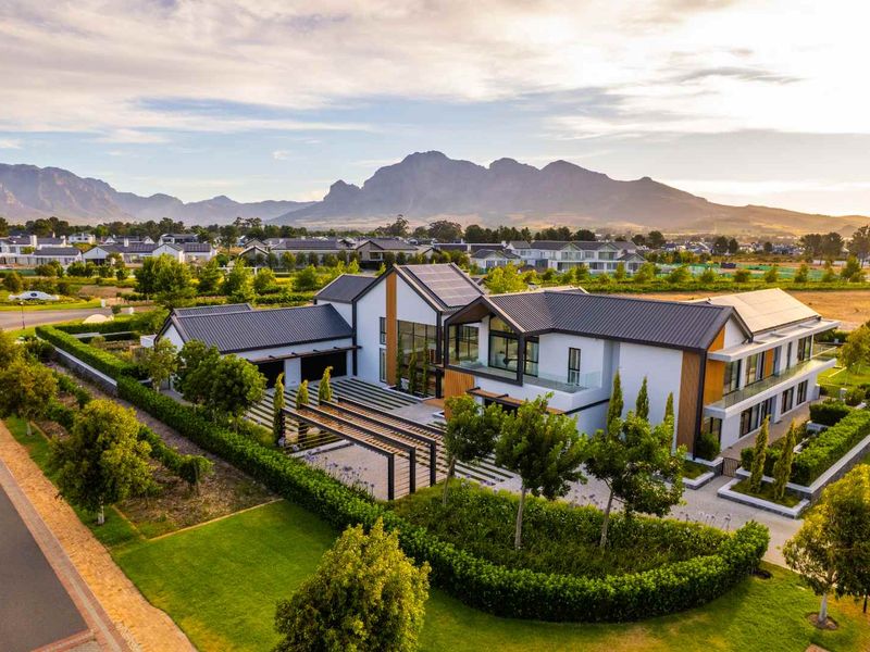 A Signature Seven-bedroom Family Home with Exceptional Craftsmanship on Val de Vie Estate - Photo 1