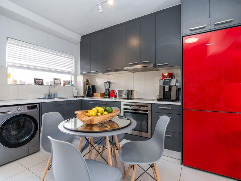 Prime 2-Bedroom Apartment on Central St Johns Road - Photo 2