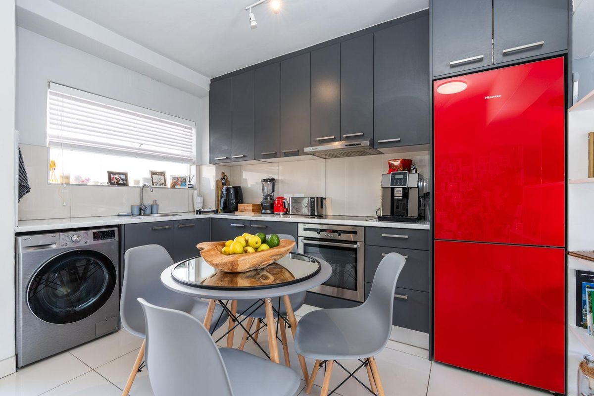 Prime 2-Bedroom Apartment on Central St Johns Road - Photo 2