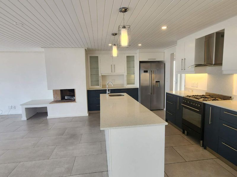 **Modern Coastal Retreat with Unparalleled Sea Views** - Photo 3