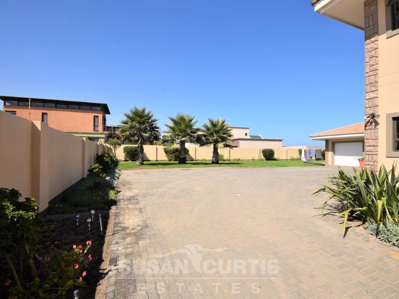 WELL BUILD FAMILY HOME CLOSE TO THE OCEAN - Photo 10