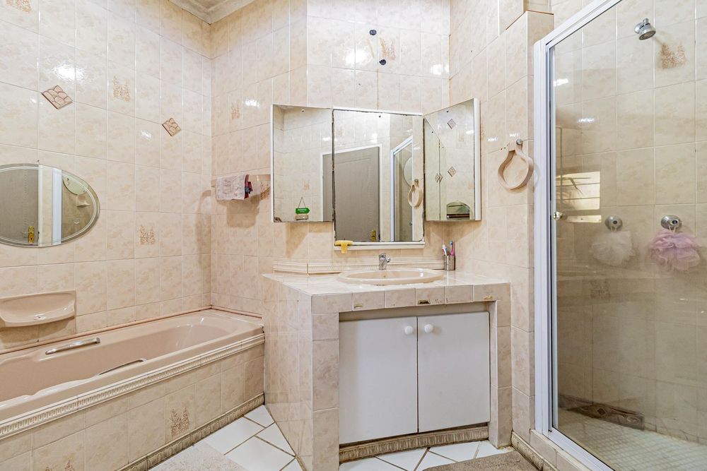 Main bedroom Bathroom