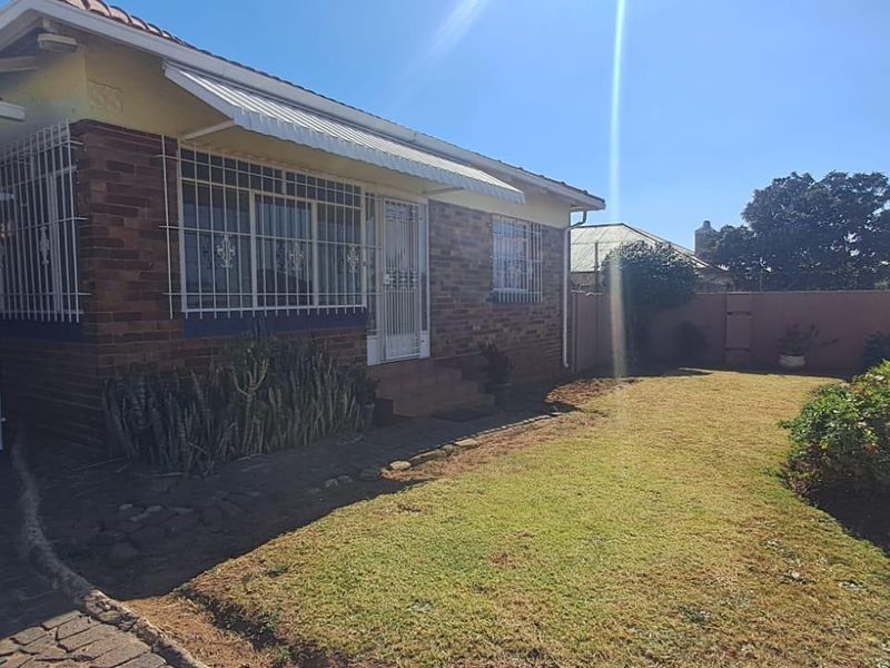 Spacious 3-Bedroom Family Home with Enclosed Patio & Double Garage - Photo 6