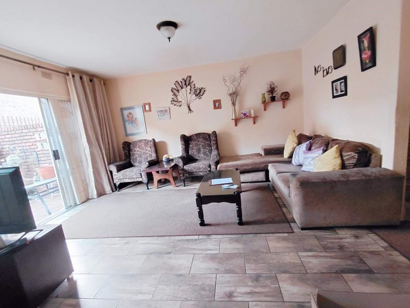 Entertain & Unwind: 2-Bedroom with a Private Garden - Photo 8