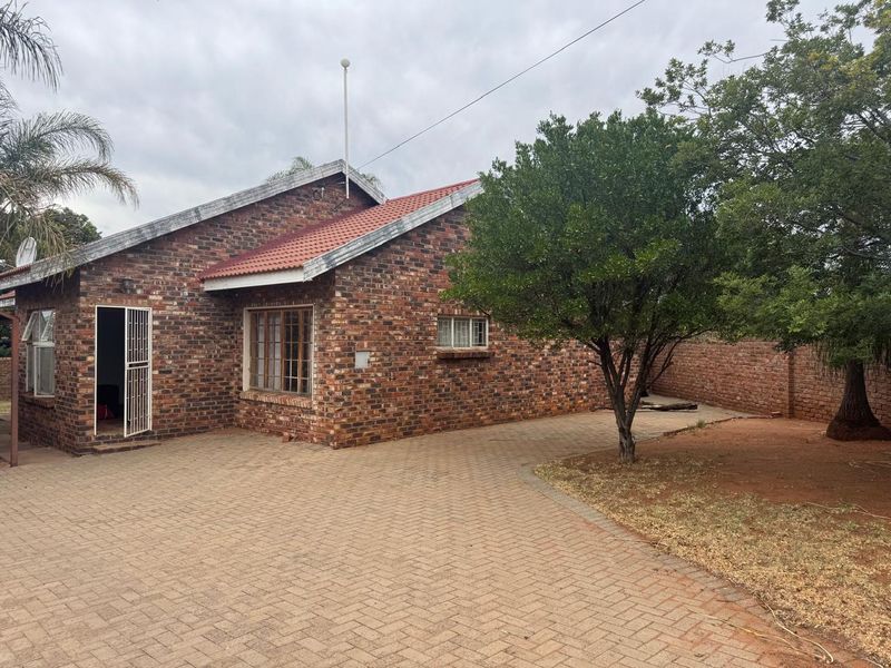 Charming Family Home with Outdoor Delight in Southridge - Photo 2