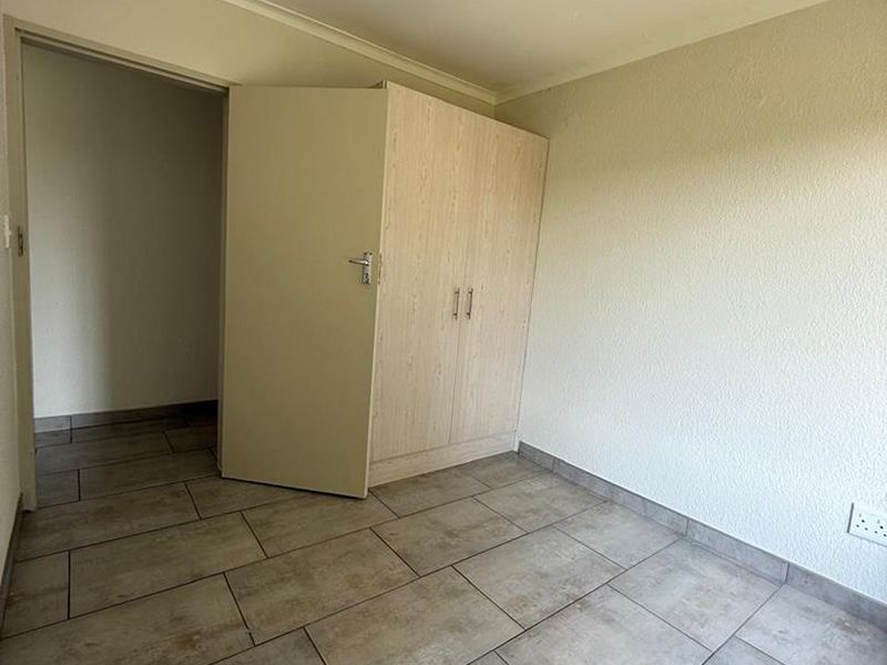 3-bedroom house in a well-established neighborhood - Photo 10