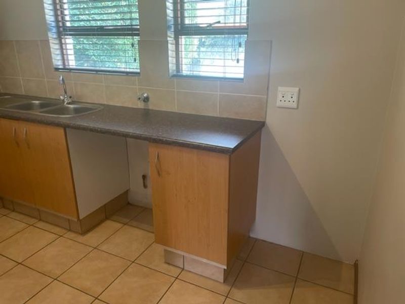UNFURNISHED ONE BEDROOM - Photo 8