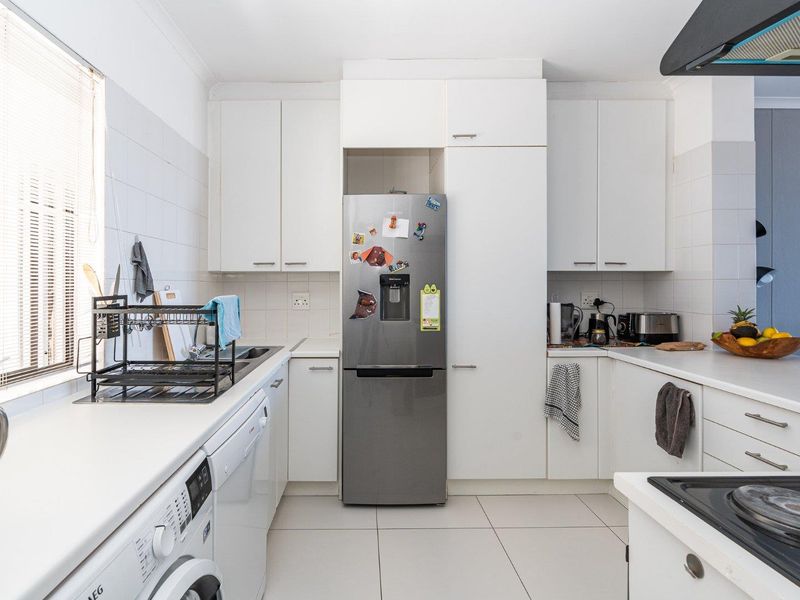 Elevated Apartment with Breathtaking Views at the Foot of Signal Hill - Photo 9