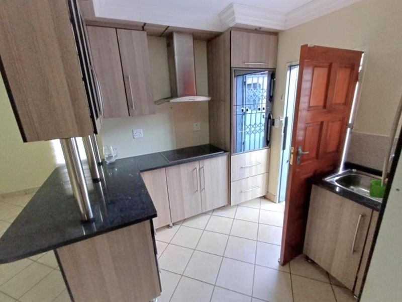 Three bedrooms house for sale in Atteridgeville - Photo 4