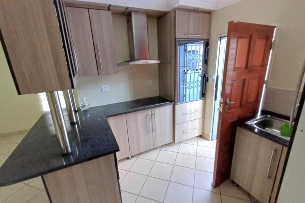 Three bedrooms house for sale in Atteridgeville - Photo 4