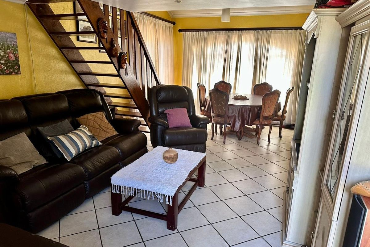 charming double-story unit. - Photo 2