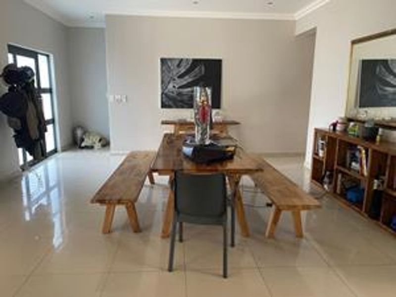 Beautiful 5 Bedroom Home For Sale in Palm Lakes Estate - Photo 4