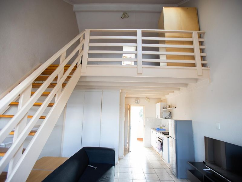 Bachelor Unit in Hatfield - Photo 2