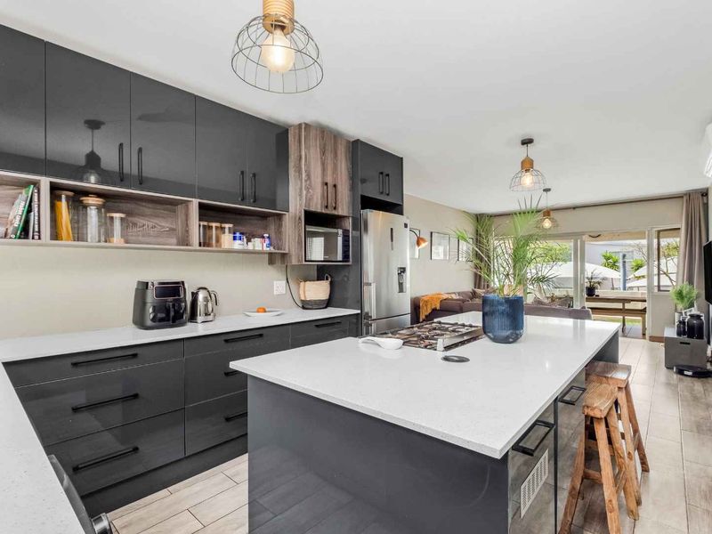 ELEGANTLY DESIGNED UNIT IN A PRIME LOCATION WITH TGE ADDED BENEFIT OF A DOUBLE GARAGE ! - Photo 4