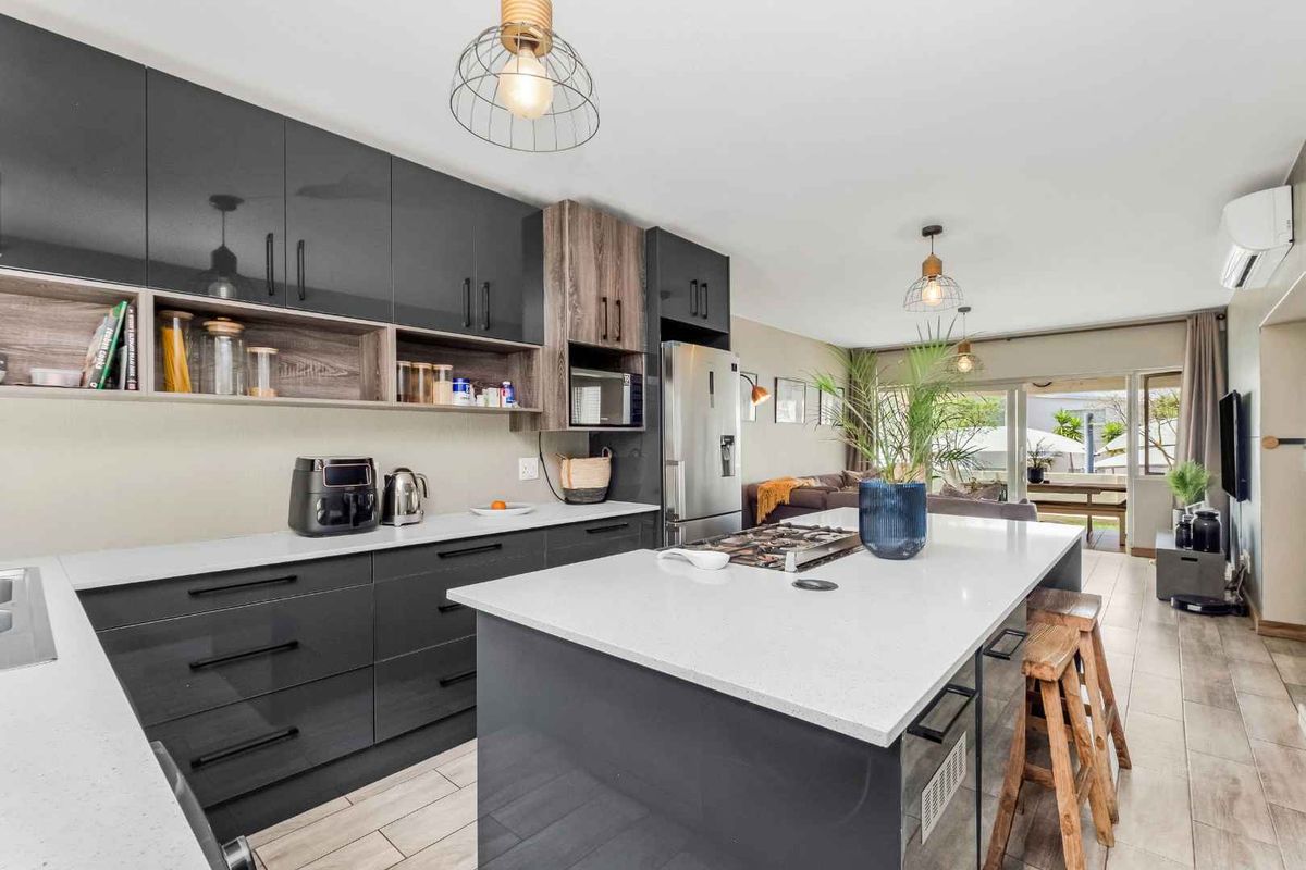 ELEGANTLY DESIGNED UNIT IN A PRIME LOCATION WITH TGE ADDED BENEFIT OF A DOUBLE GARAGE ! - Photo 4