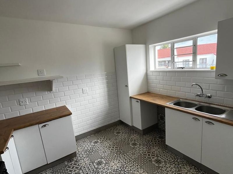 Immaculate 2-bedroom in the Heart of Humewood - Photo 3