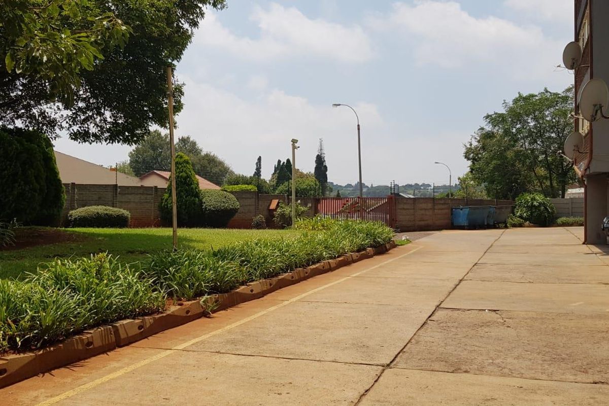 Ideal Location: Cozy 2-Bedroom Near Gautrain Station at Only R460k - Photo 3