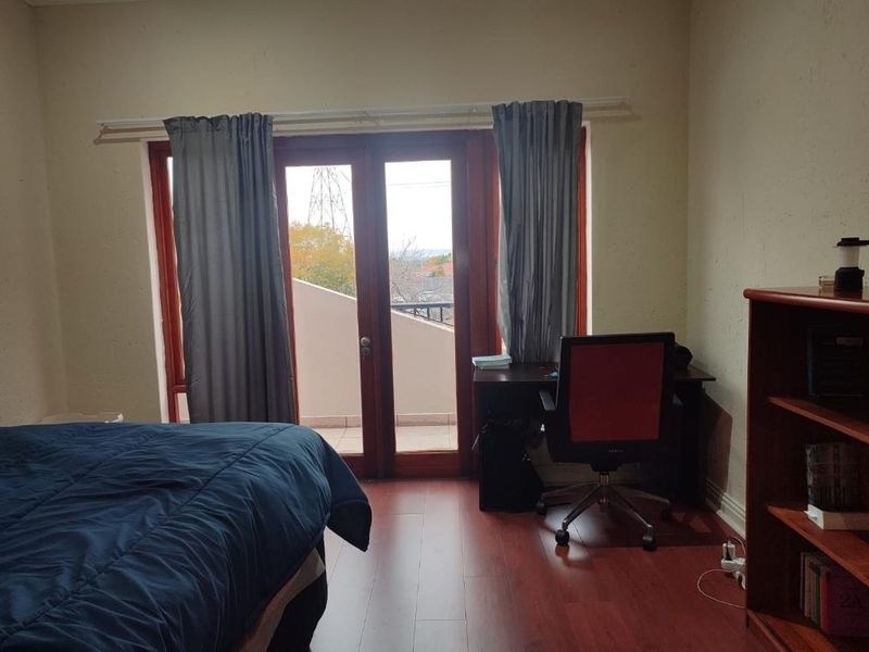 Top floor duplex apartment in desirable Morningside complex - Photo 7