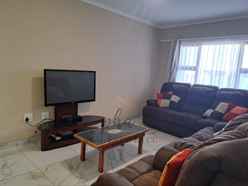 Spacious 4 bedr Family home situated near the lagoon in Meersig, Walvis Bay selling for N$2 615 000.00 - Photo 7