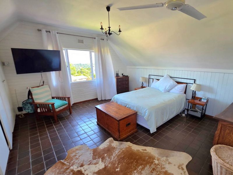 Spacious, 4 Bedroom Home with Separate Granny Flat and pool. **Exceptional Income Potential - Photo 5