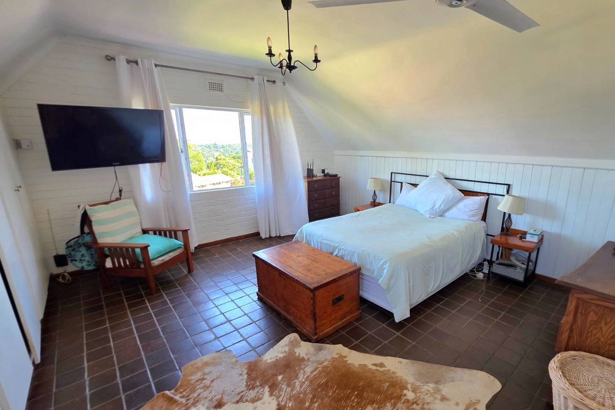Spacious, 4 Bedroom Home with Separate Granny Flat and pool. **Exceptional Income Potential - Photo 5