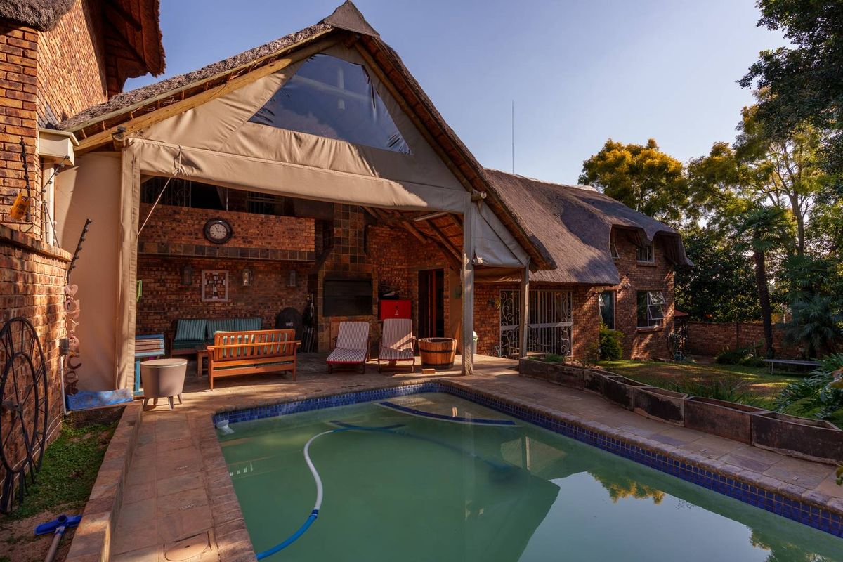 NEWLY LISTED 5 BEDROOM SECURE HOME IN PRIME AREA WITH LOVELY ENTERTAINMENT AREA AND POOL - Photo 4