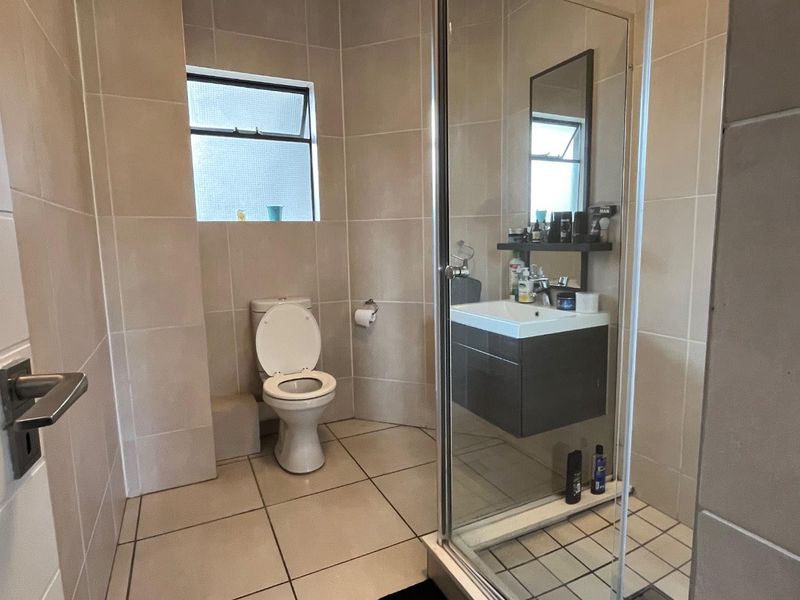 Modern 2 Bedroom, 2 Bathroom Apartment in Olivedale - Photo 6