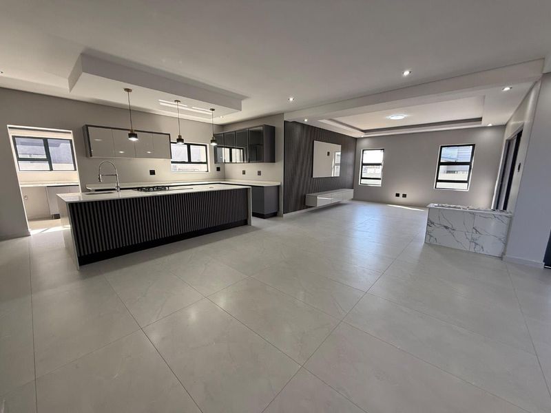 Meticulously crafted 4 bedroom 4 1/2 bathroom double-story residence - Photo 9