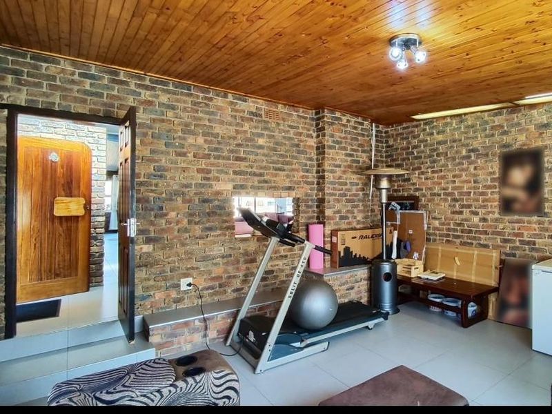 Entertainers delight with pool and flatlet - Photo 5