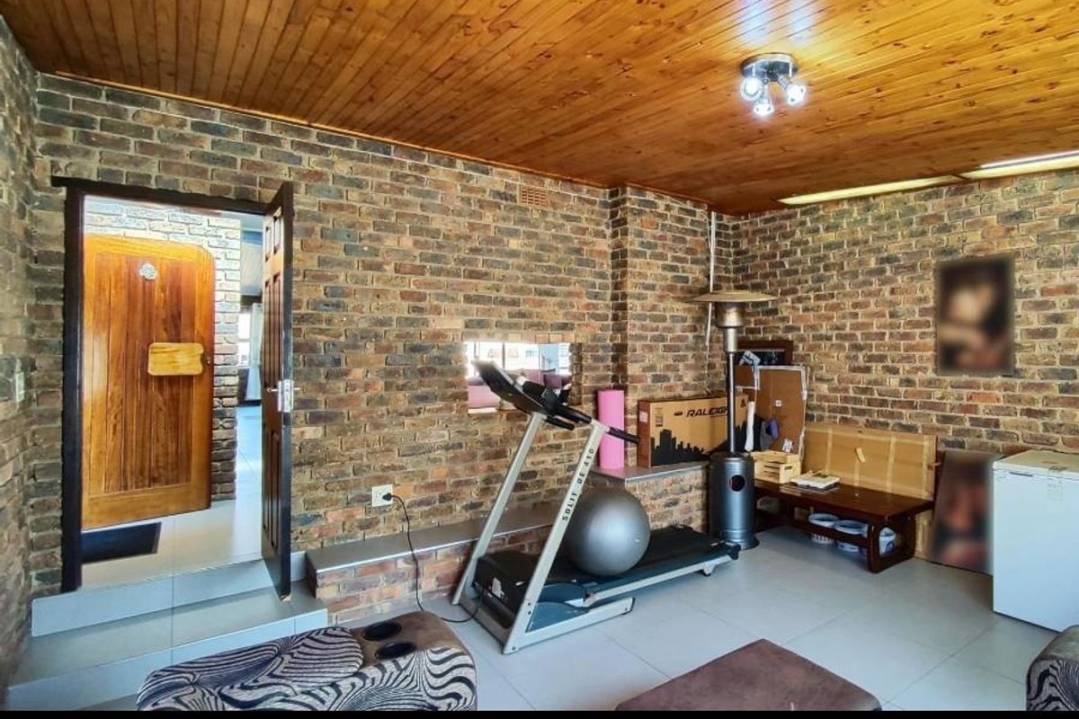 Entertainers delight with pool and flatlet - Photo 5