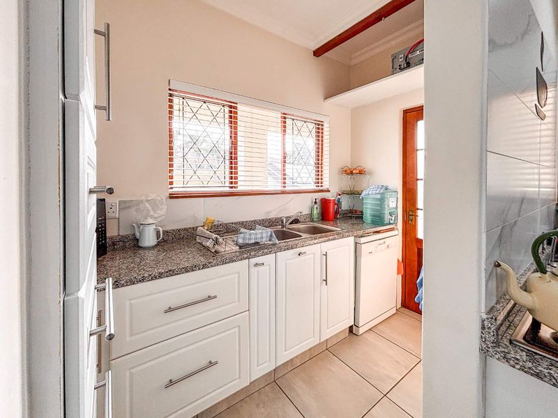 2 Bedroom Top-Floor Apartment for Sale in Howick - Photo 7